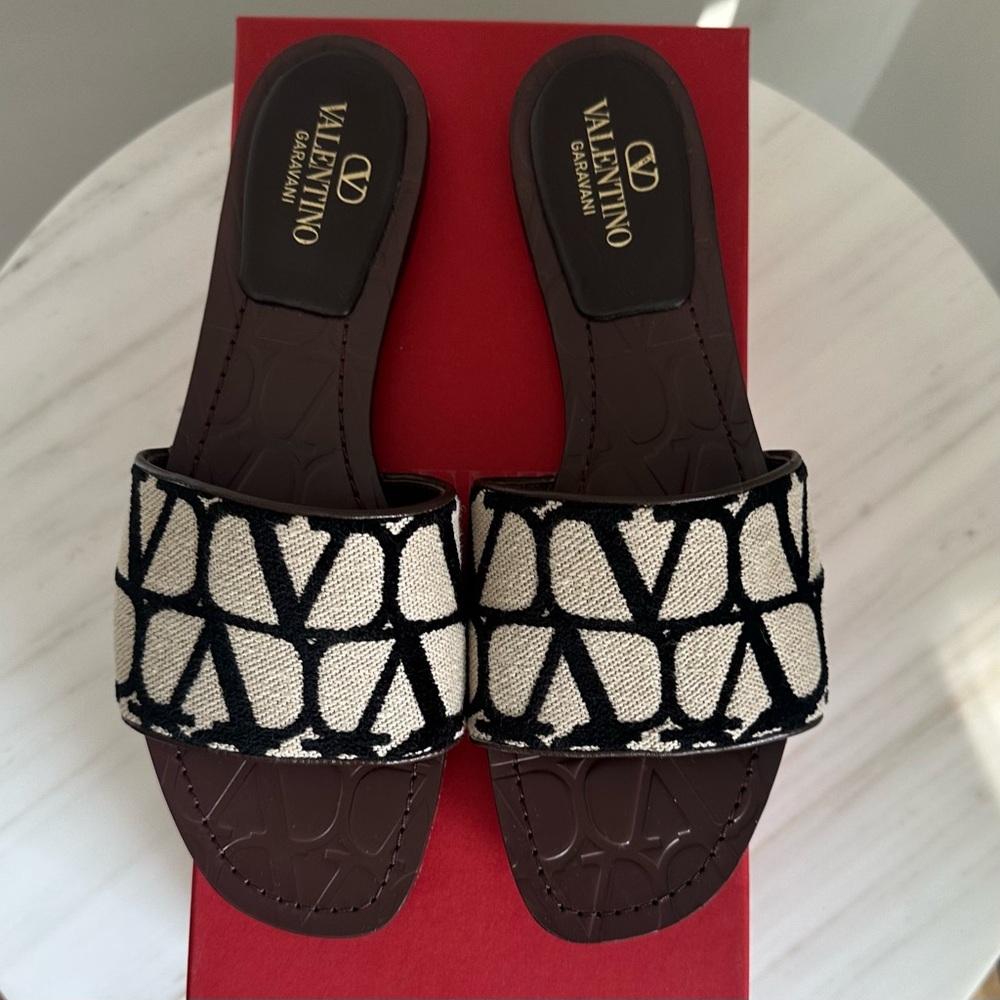 Authentic Never Worn In Box Valentino Garvani Toile Iconographe Canvas Slides